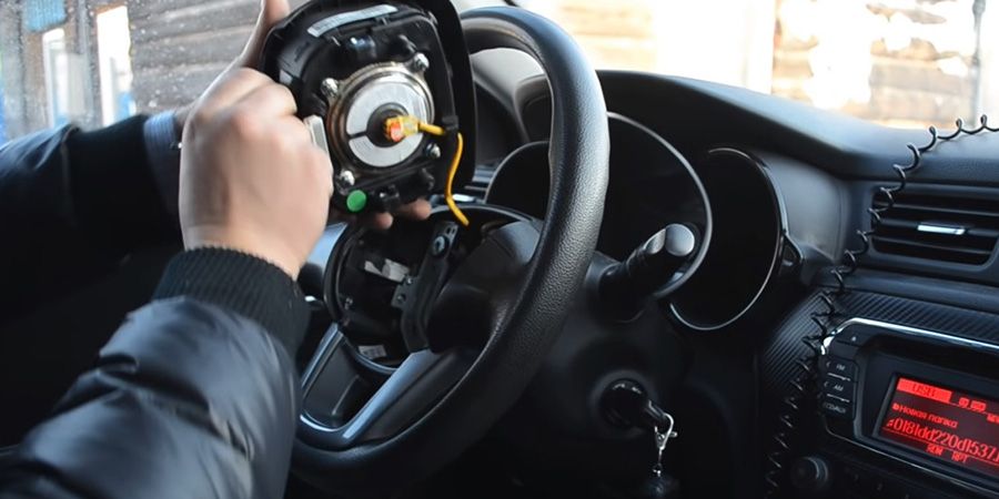Процесс установки кнопок Kia Rio (1)