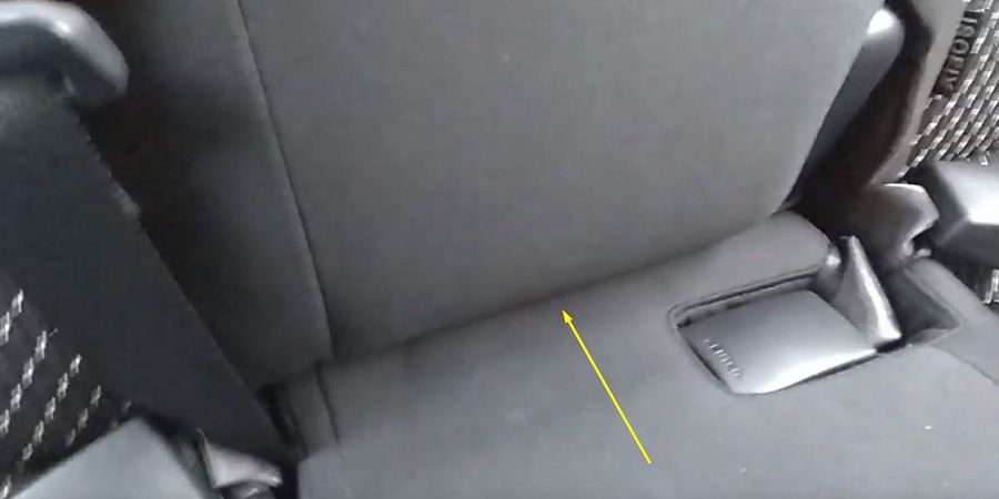 Снятие заднего дивана Kia Rio (2)