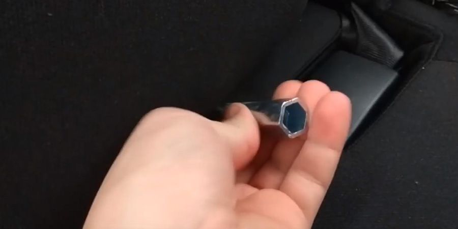 Снятие заднего дивана Kia Rio (3)