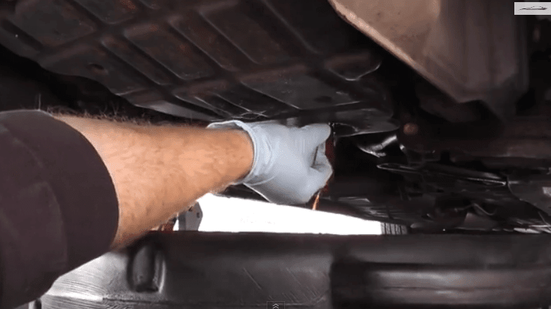 замена масла в АКПП Nissan (слив масла)