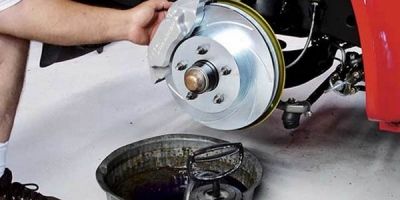 Как прокачать тормоза на Nissan Almera?