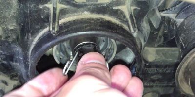 Замена лампочки ближнего света Рено Логан 1 и 2