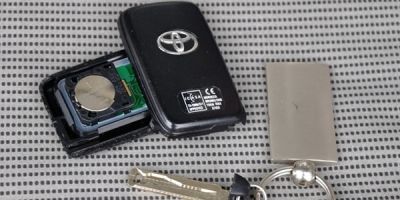 Замена батарейки в ключе Toyota Corolla
